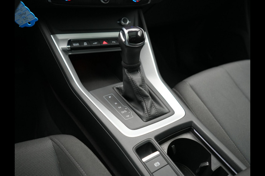 Audi Q3 45 TFSI e Advanced edition PHEV 245pk Dealer O.H | Panodak | 360 Camera | Blis | Voorstoelen Verwarmd | Sfeerverlichting | Cruise Control | DAB | Navigatie | Virtual | 17"L.M | Plug In Hybrid