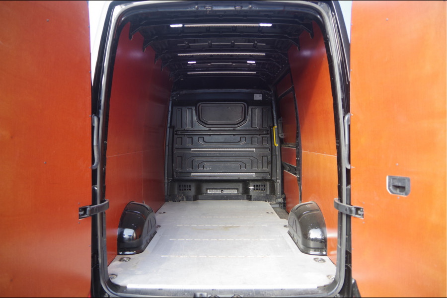 Volkswagen Crafter 35 2.0 TDI L3H3(L2H2) Highline 177PK AUT. LED, TREKHAAK, STOELVERWARMING, CAMERA, NAVI, CRUISE, AIRCO, VOORRUIT VERWARMING
