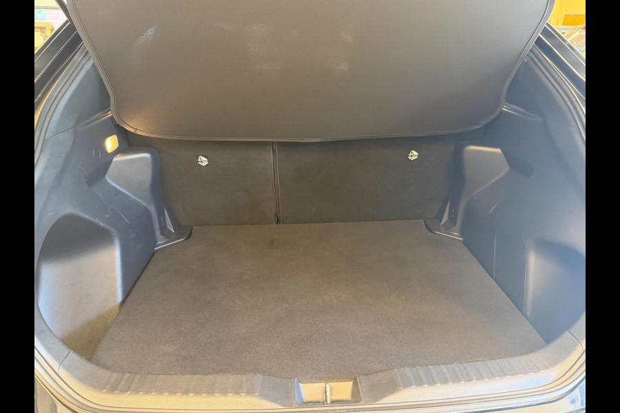 Toyota Yaris Cross 1.5 HYBRID DYNAMIC LUXURY BLACKSTYLE GARANTIE2035! NAVIGATIE . STUUR EN STOEL VERWARMING . PARKEERSENSOREN VOOR & ACHTER  .