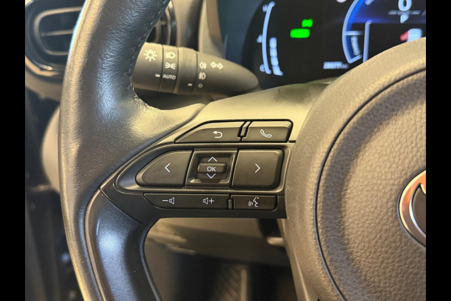 Toyota Yaris Cross 1.5 HYBRID DYNAMIC LUXURY BLACKSTYLE GARANTIE2035! NAVIGATIE . STUUR EN STOEL VERWARMING . PARKEERSENSOREN VOOR & ACHTER  .