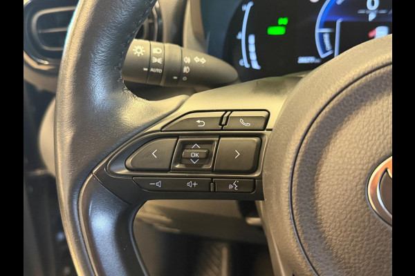 Toyota Yaris Cross 1.5 HYBRID DYNAMIC LUXURY BLACKSTYLE GARANTIE2035! NAVIGATIE . STUUR EN STOEL VERWARMING . PARKEERSENSOREN VOOR & ACHTER  .