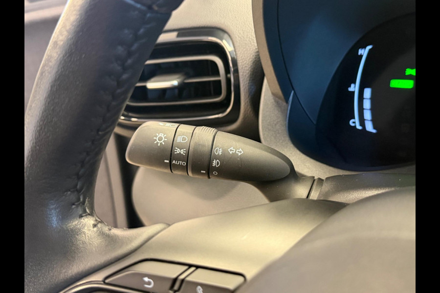 Toyota Yaris Cross 1.5 HYBRID DYNAMIC LUXURY BLACKSTYLE GARANTIE2035! NAVIGATIE . STUUR EN STOEL VERWARMING . PARKEERSENSOREN VOOR & ACHTER  .