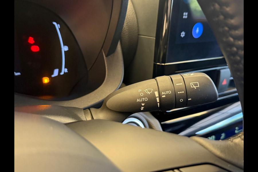 Toyota Yaris Cross 1.5 HYBRID DYNAMIC LUXURY BLACKSTYLE GARANTIE2035! NAVIGATIE . STUUR EN STOEL VERWARMING . PARKEERSENSOREN VOOR & ACHTER  .