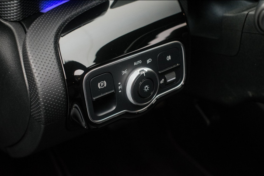 Mercedes-Benz CLA-Klasse 180 Business Solution Luxury NL-auto [ Panoramadak Sfeerverlichting Memory Carplay Camera Leder ]