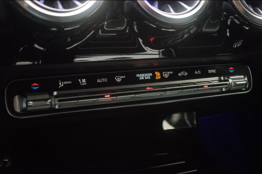 Mercedes-Benz CLA-Klasse 180 Business Solution Luxury NL-auto [ Panoramadak Sfeerverlichting Memory Carplay Camera Leder ]