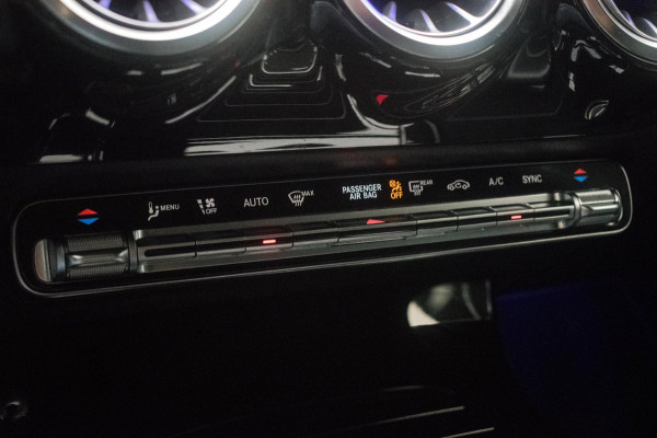 Mercedes-Benz CLA-Klasse 180 Business Solution Luxury NL-auto [ Panoramadak Sfeerverlichting Memory Carplay Camera Leder ]