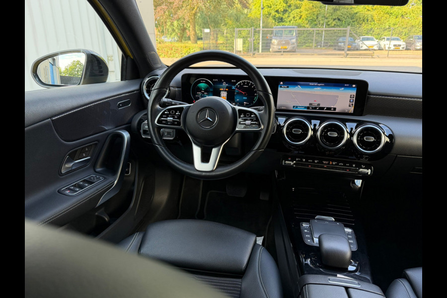 Mercedes-Benz A-Klasse 250 e Advantage 218 Pk SOH 95% | Widescreen | Navigatie | Cruise | Camera | Clima | Lichtmetaal.
