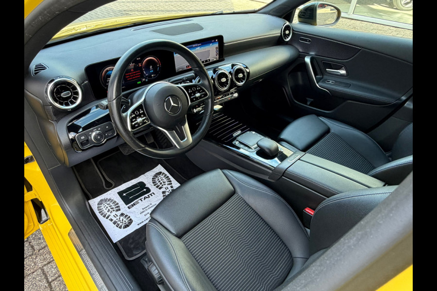 Mercedes-Benz A-Klasse 250 e Advantage 218 Pk SOH 95% | Widescreen | Navigatie | Cruise | Camera | Clima | Lichtmetaal.