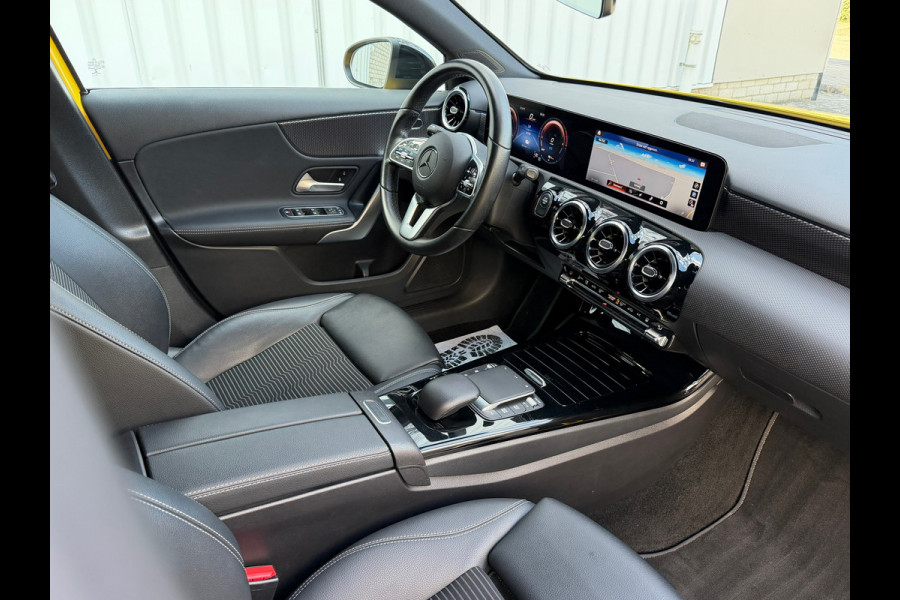 Mercedes-Benz A-Klasse 250 e Advantage 218 Pk SOH 95% | Widescreen | Navigatie | Cruise | Camera | Clima | Lichtmetaal.