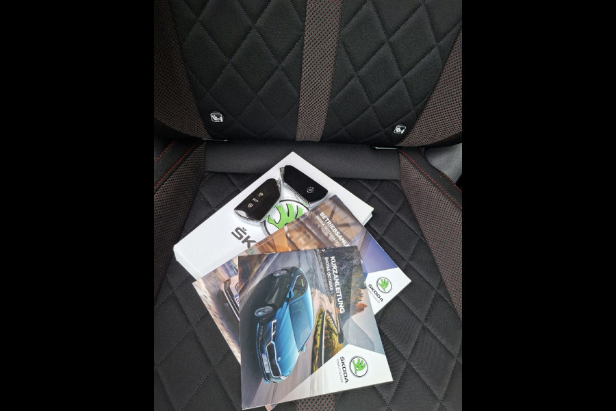 Škoda Octavia 1.4 TSI * RS iV * Navigatiesysteem * Parkeercamera * Stoelverwarming * Head up display *
