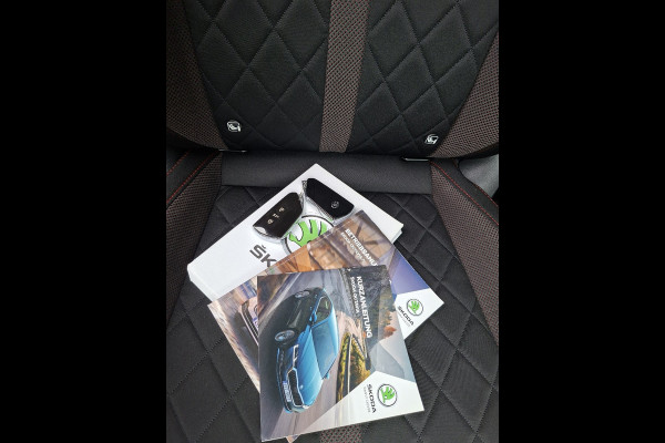 Škoda Octavia 1.4 TSI * RS iV * Navigatiesysteem * Parkeercamera * Stoelverwarming * Head up display *