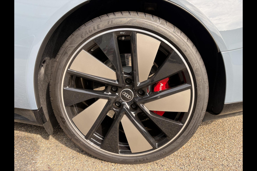 Audi e-tron GT GT 93 kWh 4WD VAN: 56.900,- VOOR: 53.877,- UW HERSTVOORDEEL: 3.023,- EURO | CARBON PAKKET | STOEL VENTILATIE EN VERWARMING | PANORAMDAK | B&O GELUID | HEAD UP | LUCHTVERING ETC .