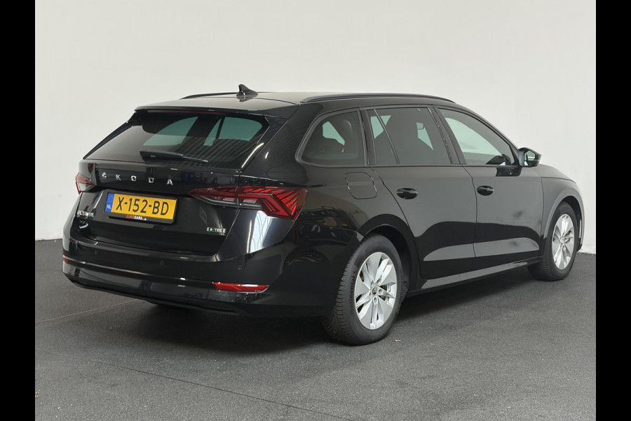 Škoda Octavia Combi 1.0 e-TSI Automaat Sport Business Trekhaak Navigatie Apple Carplay/ Android Auto Parkeersensoren Full led Virtual Cockpit Cruise control Climate control Lichtmetalen velgen Getinte ramen