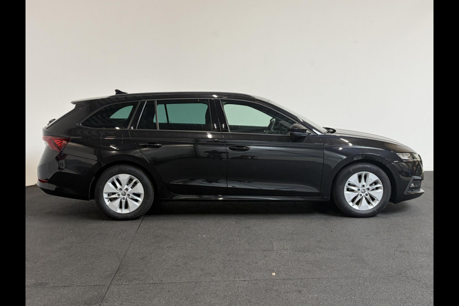 Škoda Octavia Combi 1.0 e-TSI Automaat Sport Business Trekhaak Navigatie Apple Carplay/ Android Auto Parkeersensoren Full led Virtual Cockpit Cruise control Climate control Lichtmetalen velgen Getinte ramen