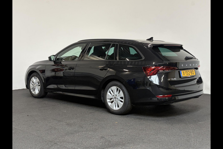 Škoda Octavia Combi 1.0 e-TSI Automaat Sport Business Trekhaak Navigatie Apple Carplay/ Android Auto Parkeersensoren Full led Virtual Cockpit Cruise control Climate control Lichtmetalen velgen Getinte ramen