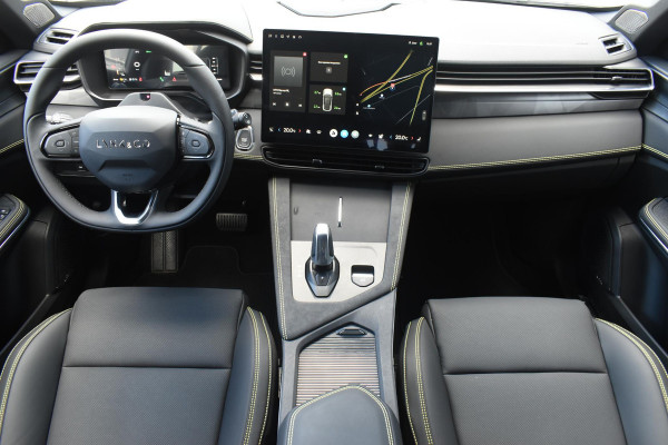Lynk & Co 01 276PK Automaat More / Adaptive cruise control / Leren bekleding / Elektrisch verstelbare stoelen / Schuif- kanteldak / Stoel- en stuurverwarming / Parkeersensoren V+A / 360 Graden Camera / Elektrische achterklep / 20" lichtmetalen velgen / Trekhaak