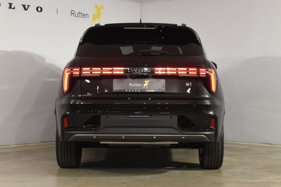 Lynk & Co 01 276PK Automaat More / Adaptive cruise control / Leren bekleding / Elektrisch verstelbare stoelen / Schuif- kanteldak / Stoel- en stuurverwarming / Parkeersensoren V+A / 360 Graden Camera / Elektrische achterklep / 20" lichtmetalen velgen / Trekhaak