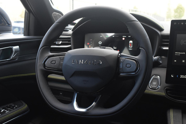 Lynk & Co 01 276PK Automaat More / Adaptive cruise control / Leren bekleding / Elektrisch verstelbare stoelen / Schuif- kanteldak / Stoel- en stuurverwarming / Parkeersensoren V+A / 360 Graden Camera / Elektrische achterklep / 20" lichtmetalen velgen / Trekhaak