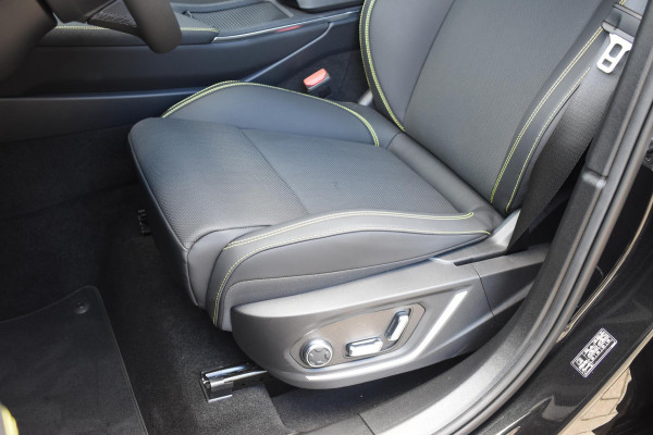 Lynk & Co 01 276PK Automaat More / Adaptive cruise control / Leren bekleding / Elektrisch verstelbare stoelen / Schuif- kanteldak / Stoel- en stuurverwarming / Parkeersensoren V+A / 360 Graden Camera / Elektrische achterklep / 20" lichtmetalen velgen / Trekhaak