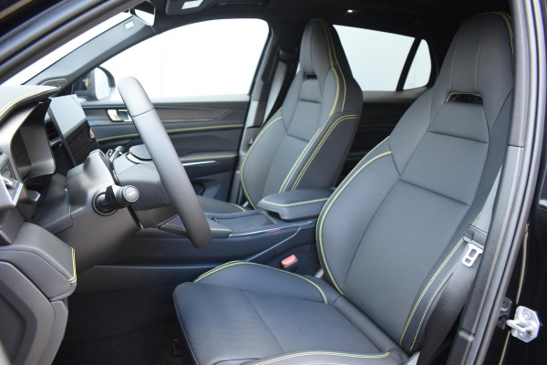Lynk & Co 01 276PK Automaat More / Adaptive cruise control / Leren bekleding / Elektrisch verstelbare stoelen / Schuif- kanteldak / Stoel- en stuurverwarming / Parkeersensoren V+A / 360 Graden Camera / Elektrische achterklep / 20" lichtmetalen velgen / Trekhaak