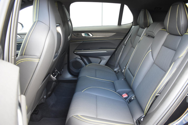 Lynk & Co 01 276PK Automaat More / Adaptive cruise control / Leren bekleding / Elektrisch verstelbare stoelen / Schuif- kanteldak / Stoel- en stuurverwarming / Parkeersensoren V+A / 360 Graden Camera / Elektrische achterklep / 20" lichtmetalen velgen / Trekhaak