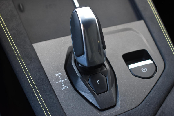 Lynk & Co 01 276PK Automaat More / Adaptive cruise control / Leren bekleding / Elektrisch verstelbare stoelen / Schuif- kanteldak / Stoel- en stuurverwarming / Parkeersensoren V+A / 360 Graden Camera / Elektrische achterklep / 20" lichtmetalen velgen / Trekhaak