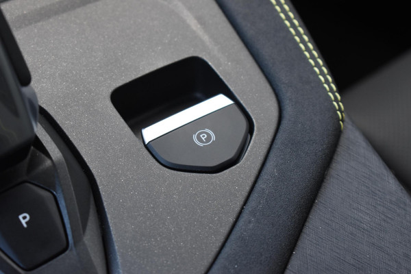Lynk & Co 01 276PK Automaat More / Adaptive cruise control / Leren bekleding / Elektrisch verstelbare stoelen / Schuif- kanteldak / Stoel- en stuurverwarming / Parkeersensoren V+A / 360 Graden Camera / Elektrische achterklep / 20" lichtmetalen velgen / Trekhaak