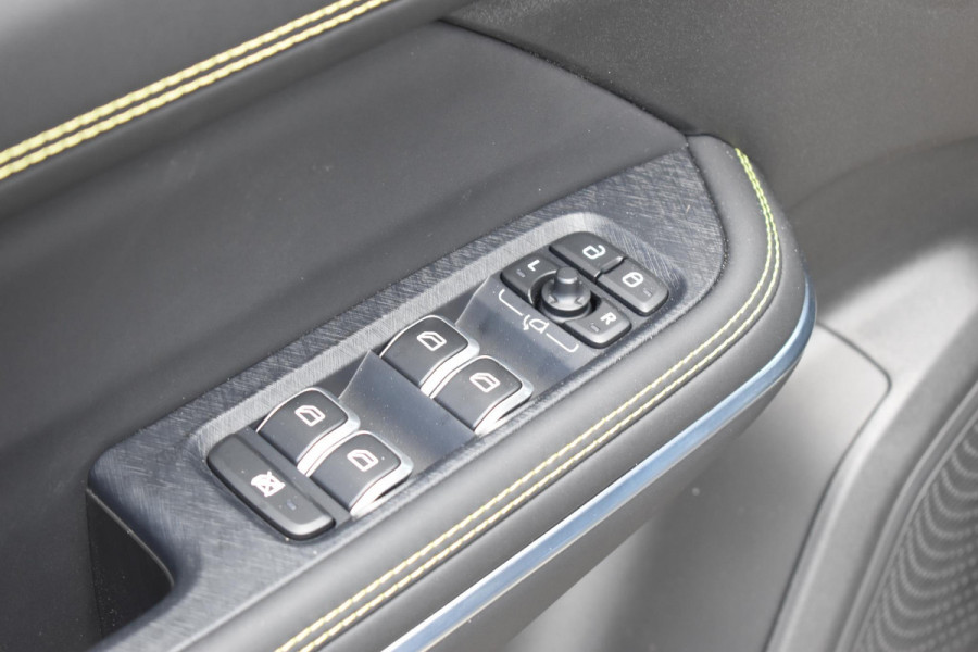 Lynk & Co 01 276PK Automaat More / Adaptive cruise control / Leren bekleding / Elektrisch verstelbare stoelen / Schuif- kanteldak / Stoel- en stuurverwarming / Parkeersensoren V+A / 360 Graden Camera / Elektrische achterklep / 20" lichtmetalen velgen / Trekhaak