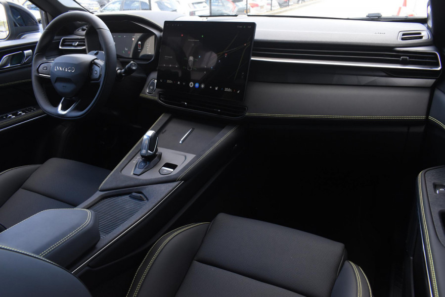 Lynk & Co 01 276PK Automaat More / Adaptive cruise control / Leren bekleding / Elektrisch verstelbare stoelen / Schuif- kanteldak / Stoel- en stuurverwarming / Parkeersensoren V+A / 360 Graden Camera / Elektrische achterklep / 20" lichtmetalen velgen / Trekhaak