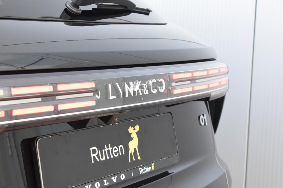 Lynk & Co 01 276PK Automaat More / Adaptive cruise control / Leren bekleding / Elektrisch verstelbare stoelen / Schuif- kanteldak / Stoel- en stuurverwarming / Parkeersensoren V+A / 360 Graden Camera / Elektrische achterklep / 20" lichtmetalen velgen / Trekhaak