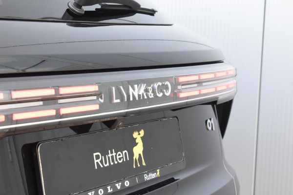 Lynk & Co 01 276PK Automaat More / Adaptive cruise control / Leren bekleding / Elektrisch verstelbare stoelen / Schuif- kanteldak / Stoel- en stuurverwarming / Parkeersensoren V+A / 360 Graden Camera / Elektrische achterklep / 20" lichtmetalen velgen / Trekhaak