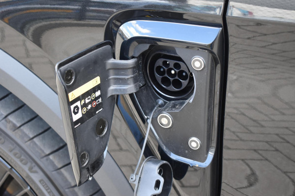 Lynk & Co 01 276PK Automaat More / Adaptive cruise control / Leren bekleding / Elektrisch verstelbare stoelen / Schuif- kanteldak / Stoel- en stuurverwarming / Parkeersensoren V+A / 360 Graden Camera / Elektrische achterklep / 20" lichtmetalen velgen / Trekhaak