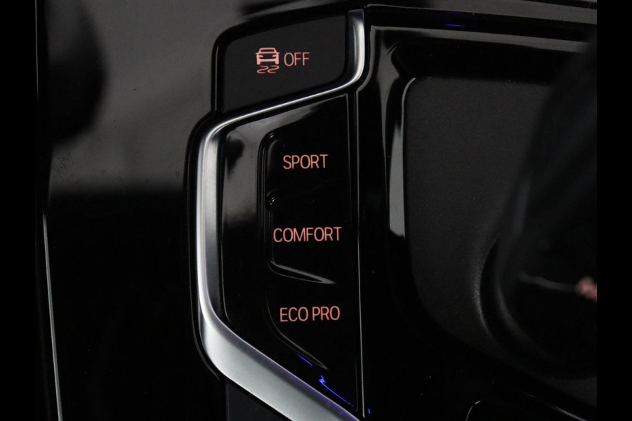 BMW X4 xDrive20i High Executive Edition M-sport | Panoramadak | Leder | Trekhaak | Camera | Sfeerverlichting | Stoelverwarming | Full LED | Climate control | Park assist | Cruise control |