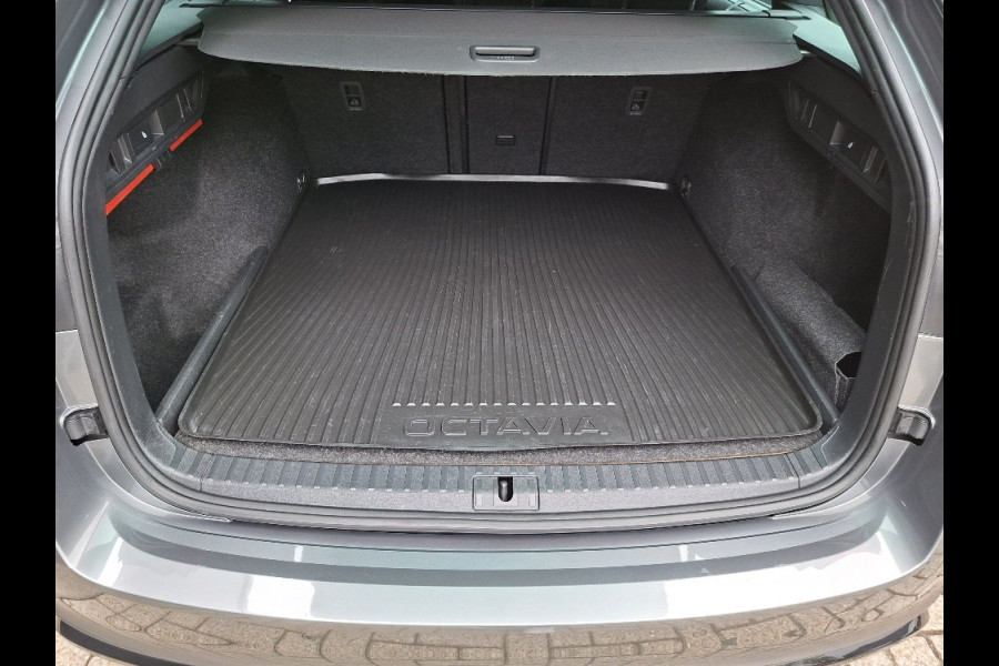 Škoda Octavia 1.4 TSI * RS iV * Navigatiesysteem * Parkeercamera * Stoelverwarming * Head up display *