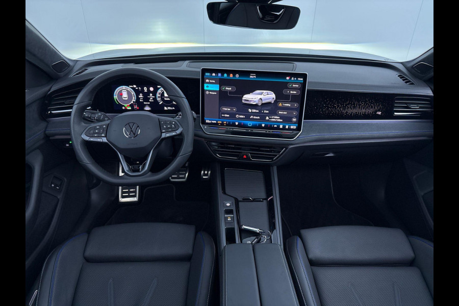 Volkswagen Passat Variant 1.5 eHybrid R-Line Edition 272 pk Automaat (DSG) | Verlengde garantie | Navigatie | Panoramadak | Trekhaak (wegklapbaar) | Lederen bekleding | Rondomzicht camera | Stoelverwarming/ventilatie |  R-Line |