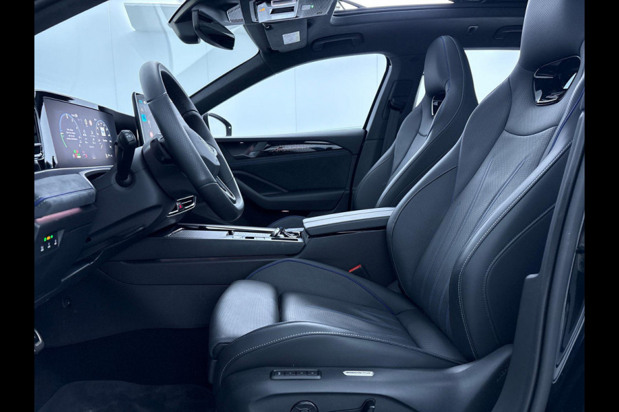 Volkswagen Passat Variant 1.5 eHybrid R-Line Edition 272 pk Automaat (DSG) | Verlengde garantie | Navigatie | Panoramadak | Trekhaak (wegklapbaar) | Lederen bekleding | Rondomzicht camera | Stoelverwarming/ventilatie |  R-Line |