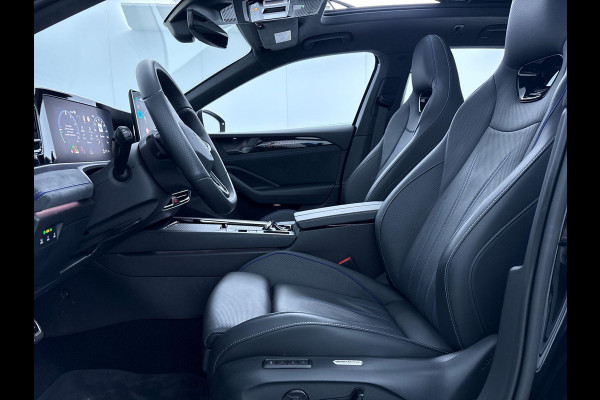 Volkswagen Passat Variant 1.5 eHybrid R-Line Edition 272 pk Automaat (DSG) | Verlengde garantie | Navigatie | Panoramadak | Trekhaak (wegklapbaar) | Lederen bekleding | Rondomzicht camera | Stoelverwarming/ventilatie |  R-Line |
