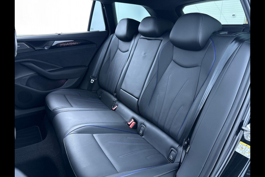 Volkswagen Passat Variant 1.5 eHybrid R-Line Edition 272 pk Automaat (DSG) | Verlengde garantie | Navigatie | Panoramadak | Trekhaak (wegklapbaar) | Lederen bekleding | Rondomzicht camera | Stoelverwarming/ventilatie |  R-Line |