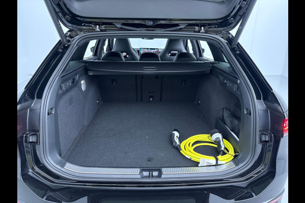 Volkswagen Passat Variant 1.5 eHybrid R-Line Edition 272 pk Automaat (DSG) | Verlengde garantie | Navigatie | Panoramadak | Trekhaak (wegklapbaar) | Lederen bekleding | Rondomzicht camera | Stoelverwarming/ventilatie |  R-Line |