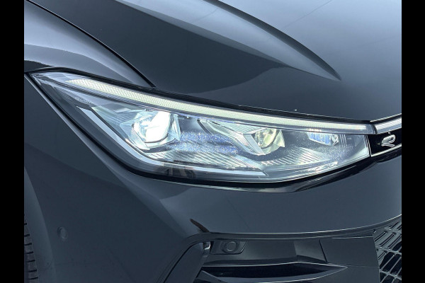 Volkswagen Passat Variant 1.5 eHybrid R-Line Edition 272 pk Automaat (DSG) | Verlengde garantie | Navigatie | Panoramadak | Trekhaak (wegklapbaar) | Lederen bekleding | Rondomzicht camera | Stoelverwarming/ventilatie |  R-Line |