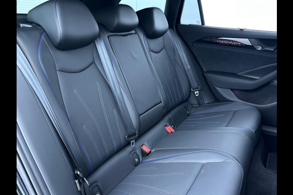 Volkswagen Passat Variant 1.5 eHybrid R-Line Edition 272 pk Automaat (DSG) | Verlengde garantie | Navigatie | Panoramadak | Trekhaak (wegklapbaar) | Lederen bekleding | Rondomzicht camera | Stoelverwarming/ventilatie |  R-Line |