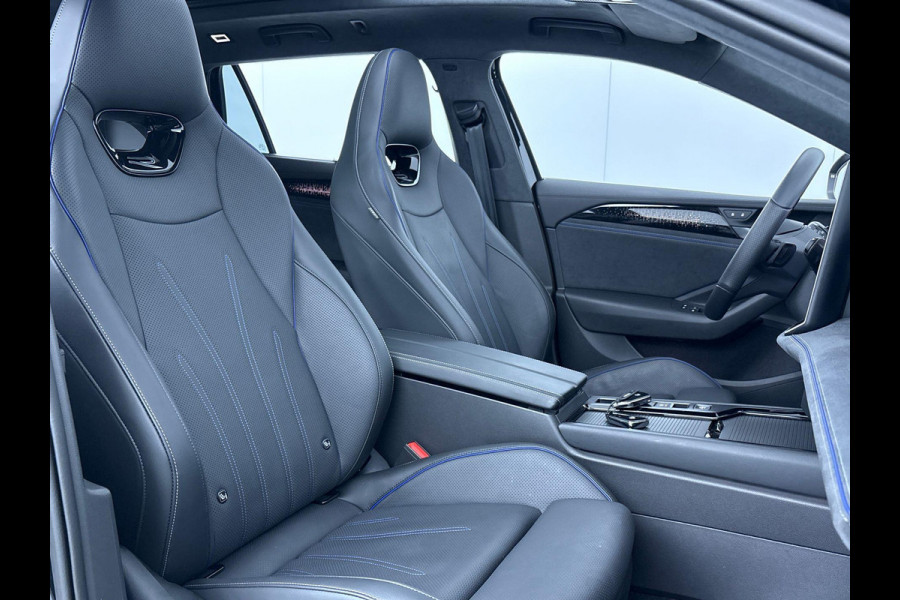 Volkswagen Passat Variant 1.5 eHybrid R-Line Edition 272 pk Automaat (DSG) | Verlengde garantie | Navigatie | Panoramadak | Trekhaak (wegklapbaar) | Lederen bekleding | Rondomzicht camera | Stoelverwarming/ventilatie |  R-Line |
