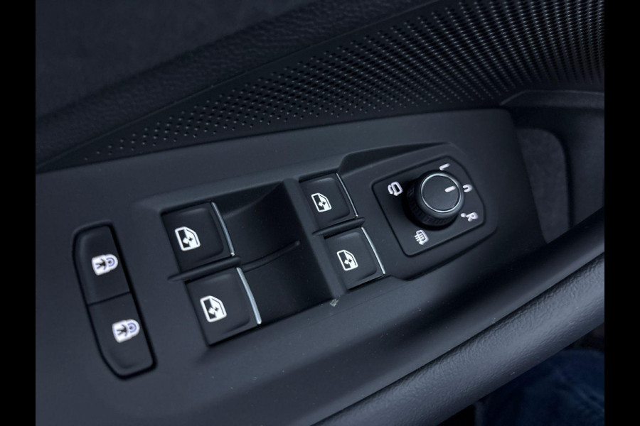 Volkswagen Passat Variant 1.5 eHybrid R-Line Edition 272 pk Automaat (DSG) | Verlengde garantie | Navigatie | Panoramadak | Trekhaak (wegklapbaar) | Lederen bekleding | Rondomzicht camera | Stoelverwarming/ventilatie |  R-Line |