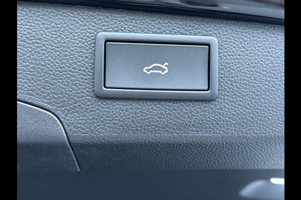 Volkswagen Passat Variant 1.5 eHybrid R-Line Edition 272 pk Automaat (DSG) | Verlengde garantie | Navigatie | Panoramadak | Trekhaak (wegklapbaar) | Lederen bekleding | Rondomzicht camera | Stoelverwarming/ventilatie |  R-Line |