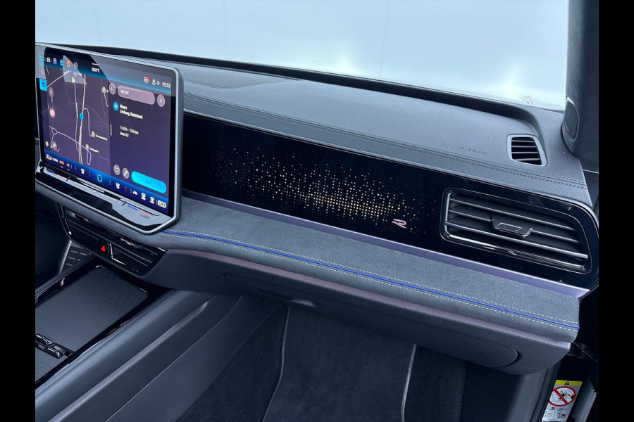 Volkswagen Passat Variant 1.5 eHybrid R-Line Edition 272 pk Automaat (DSG) | Verlengde garantie | Navigatie | Panoramadak | Trekhaak (wegklapbaar) | Lederen bekleding | Rondomzicht camera | Stoelverwarming/ventilatie |  R-Line |