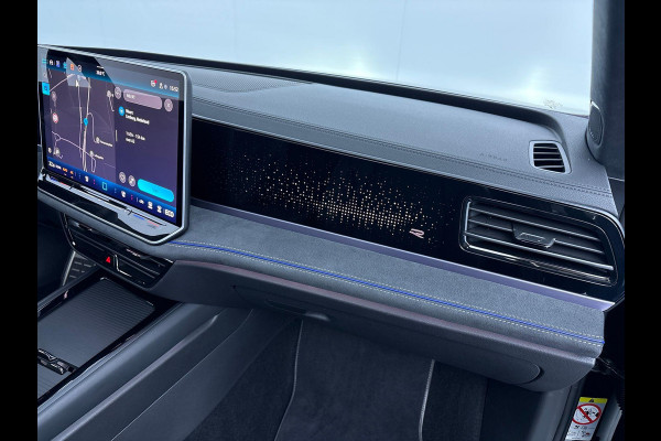 Volkswagen Passat Variant 1.5 eHybrid R-Line Edition 272 pk Automaat (DSG) | Verlengde garantie | Navigatie | Panoramadak | Trekhaak (wegklapbaar) | Lederen bekleding | Rondomzicht camera | Stoelverwarming/ventilatie |  R-Line |