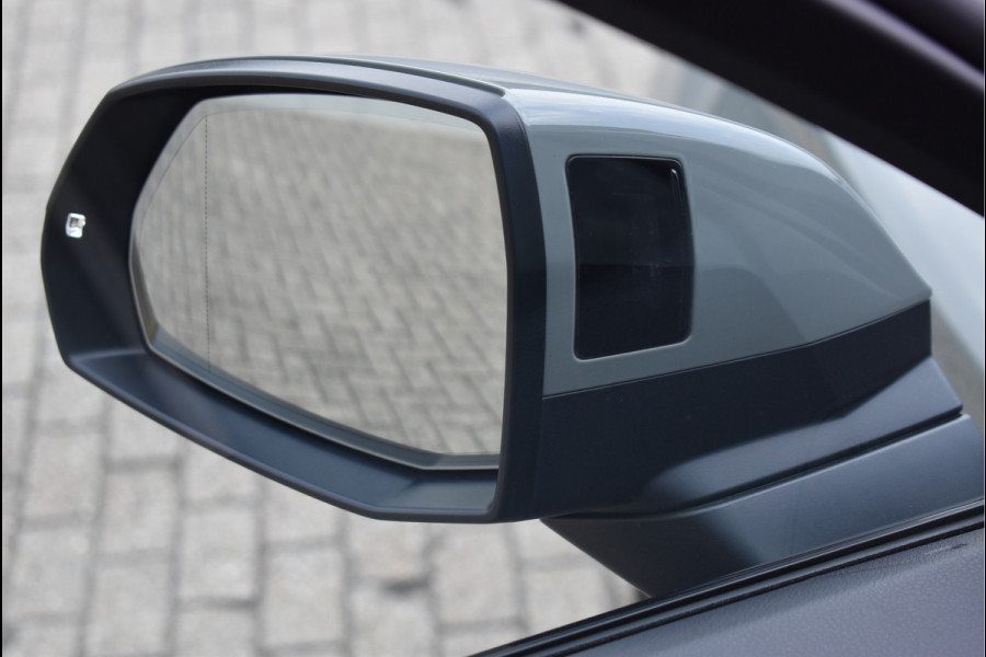 Audi Q5 55 TFSI e S-Line 367 Pk Quantum Grey Exclusive Pano Luchtvering ACC Sfeer 20 Inch
