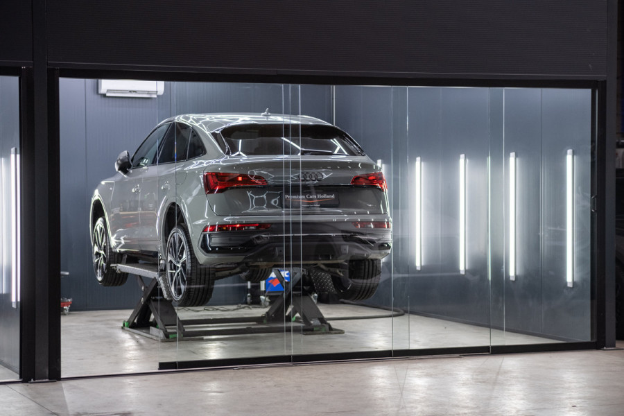 Audi Q5 55 TFSI e S-Line 367 Pk Quantum Grey Exclusive Pano Luchtvering ACC Sfeer 20 Inch