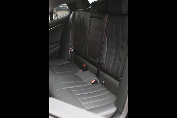 BMW 5 Serie Touring 530e xDrive M-Sport *Pano*Stoelventilatie*Laser*Head-Up*Camera*