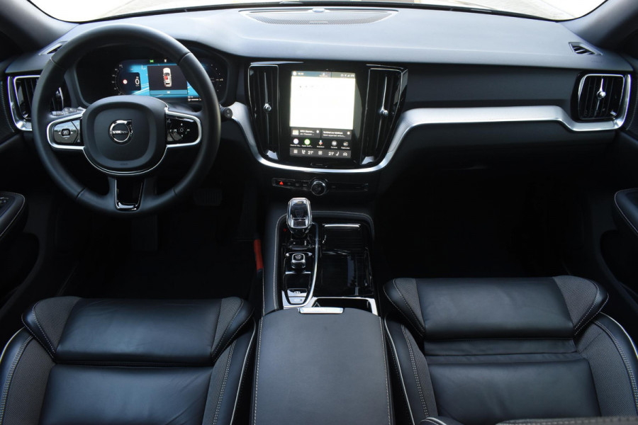 Volvo V60 T8 455PK Plug-in hybrid AWD Plus Dark / Adaptive Cruise Control / 360 Camera / Harman Kardon / Head-up display / Panorama schuifdak / Stoel- en stuurverwarming / Stoelverwarming achter / Trekhaak elektrisch wegklapbaar / Elektrische stoelen met geheugen